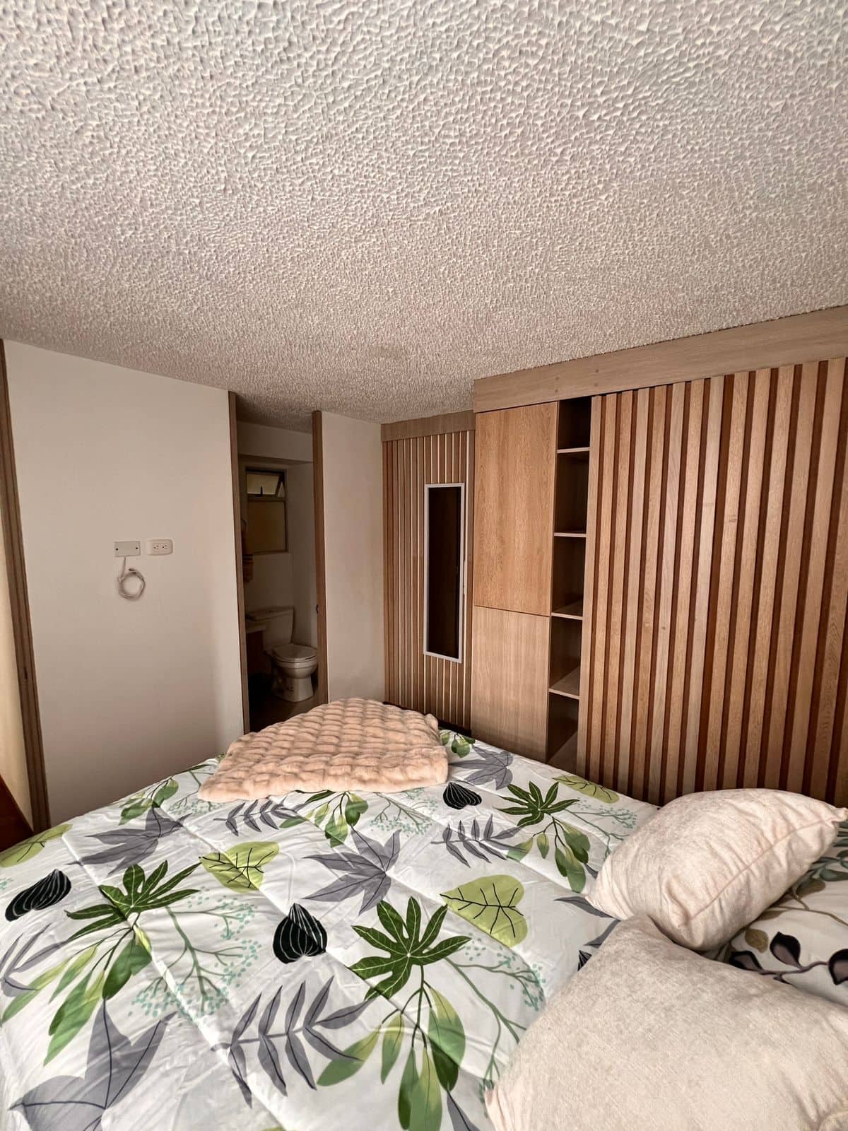 Segunda habitación con escritorio